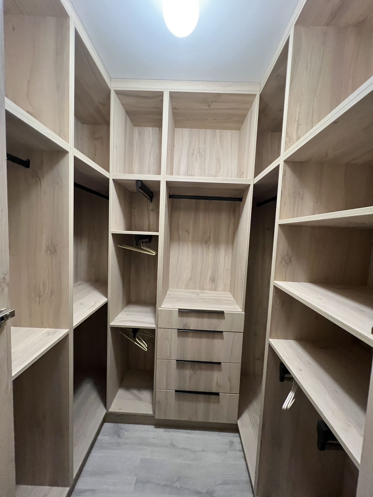LivingRoom & Closet